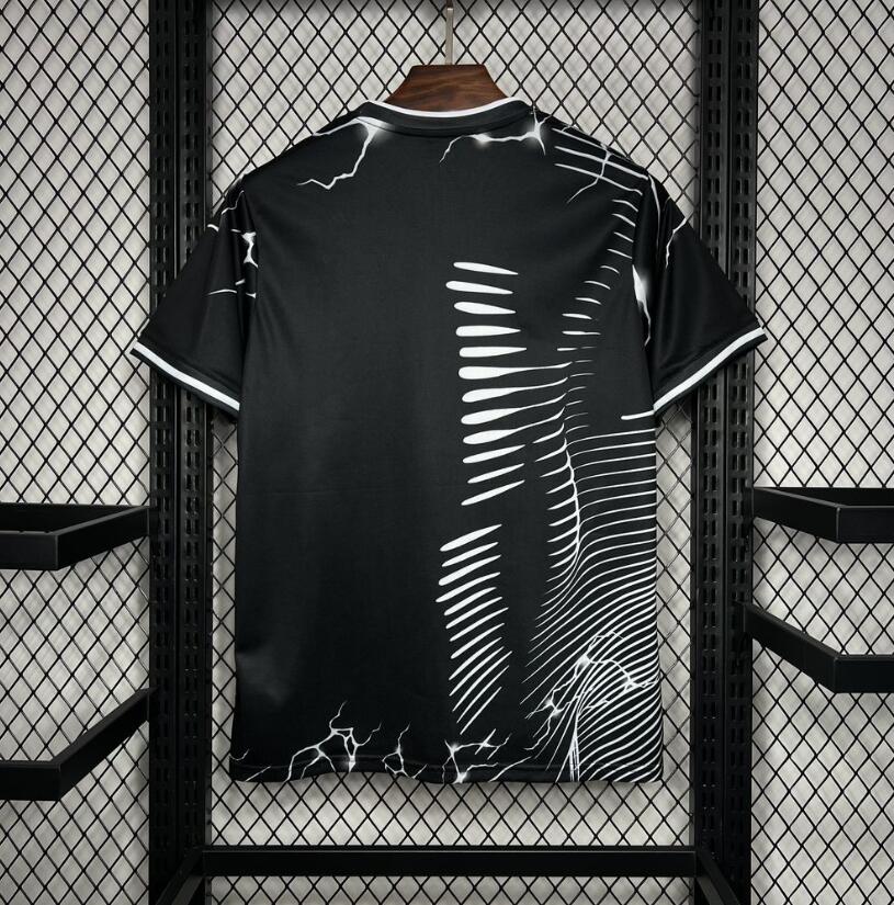 Real Madrid 25/26 Panther Trikot (Sonderedition)